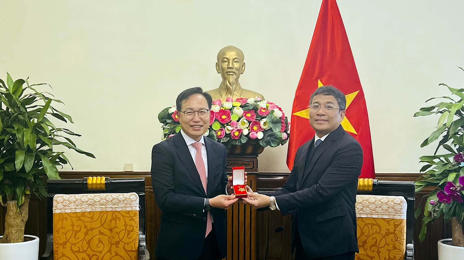 Trao tặng Kỷ niệm chương cho Tổng giám đốc Samsung Việt Nam