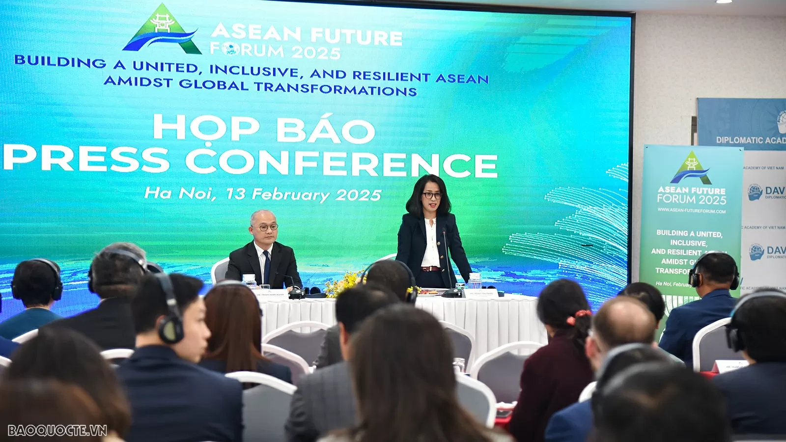 Ngày 13/2, tại Hà Nội, Vụ trưởng Vụ Thông tin Báo chí Phạm Thu Hằng và Quyền Viện trưởng Viện nghiên cứu chiến lược, Học viện Ngoại giao Trịnh Minh Mạnh đã chủ trì sự kiện họp báo Diễn đàn Tương lai ASEAN 2025 - AFF 2025. (Ảnh: Anh Sơn) Ngày 13/2, tại Hà Nội, Vụ trưởng Vụ Thông tin Báo chí Phạm Thu Hằng và Quyền Viện trưởng Viện nghiên cứu chiến lược, Học viện Ngoại giao Trịnh Minh Mạnh đã chủ trì sự kiện họp báo Diễn đàn Tương lai ASEAN 2025 - AFF 2025. (Ảnh: Anh Sơn)