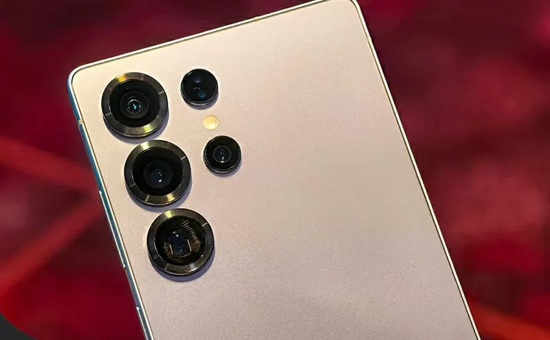 Samsung Galaxy S25 Ultra khiến đường đua AI trên smartphone năm 2025 sôi động hơn Samsung Galaxy S25 Ultra khiến đường đua AI trên smartphone năm 2025 sôi động hơn