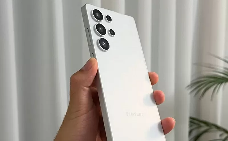 Samsung Galaxy S25 Ultra khiến đường đua AI trên smartphone năm 2025 sôi động hơn Samsung Galaxy S25 Ultra khiến đường đua AI trên smartphone năm 2025 sôi động hơn
