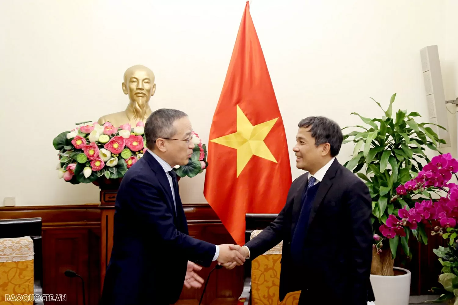 Thứ trưởng Thường trực Bộ Ngoại giao Nguyễn Minh Vũ tiếp Trưởng đại diện JETRO tại Việt Nam