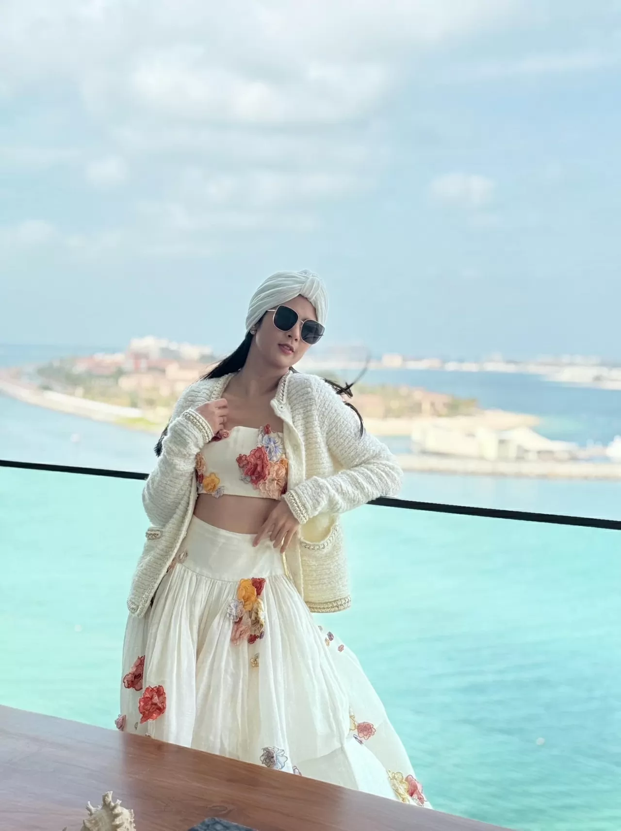 Sao Việt: Hoa hậu Ngọc Hân gây ấn tượng với phong cách thời trang khi đi du lịch