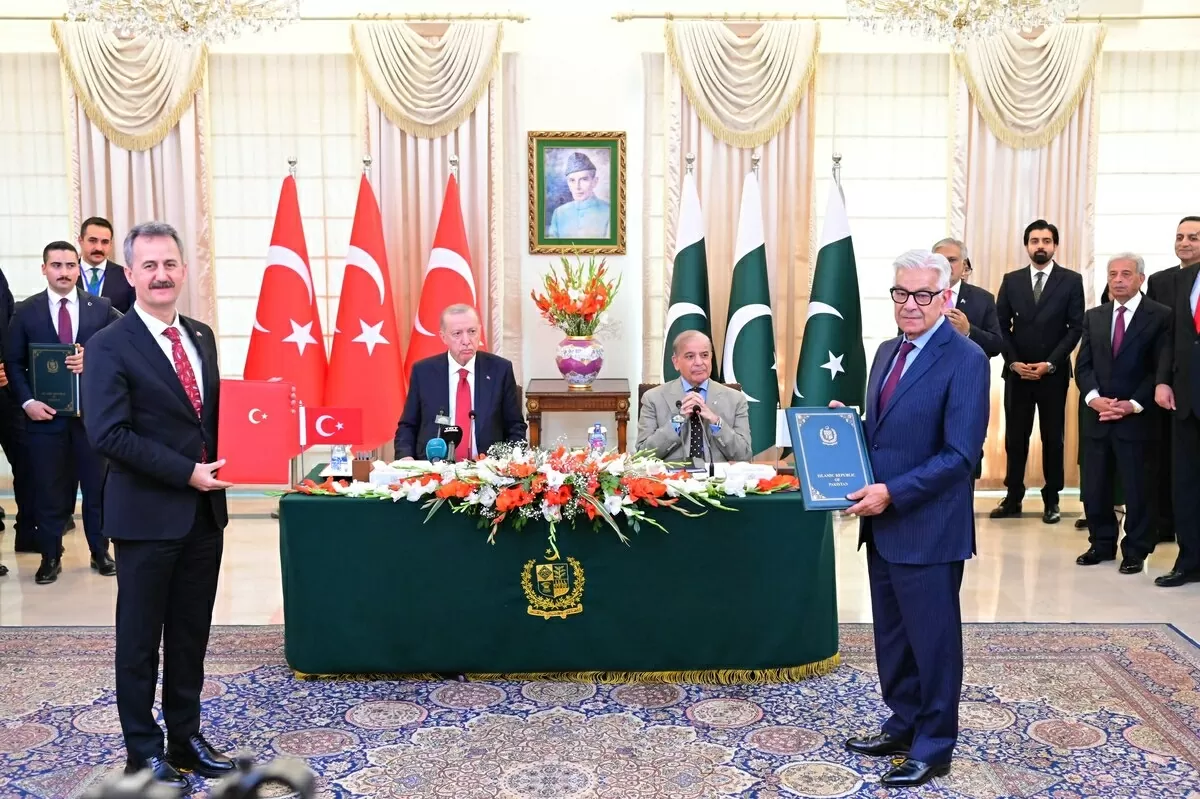 Tổng thống Thổ Nhĩ Kỳ Recep Tayyip Erdogan (trái) và Thủ tướng Pakistan Shehbaz Sharif chứng kiến lễ ký thỏa thuận hợp tác song phương vào ngày 13/2/2025 tại Islamabad, Pakistan. (Nguồn: Văn phòng Thủ tướng Pakistan) Tổng thống Thổ Nhĩ Kỳ Recep Tayyip Erdogan (trái) và Thủ tướng Pakistan Shehbaz Sharif chứng kiến lễ ký thỏa thuận hợp tác song phương vào ngày 13/2/2025 tại Islamabad, Pakistan. (Nguồn: Văn phòng Thủ tướng Pakistan)