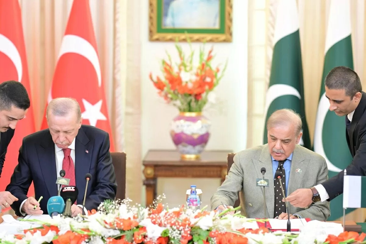 Tổng thống Thổ Nhĩ Kỳ Recep Tayyip Erdogan (trái) và Thủ tướng Pakistan Shehbaz Sharif ký tuyên bố chung về phiên lần thứ 7 của Hội đồng hợp tác chiến lược cấp cao Thổ Nhĩ Kỳ-Pakistan vào ngày 13/2/2025 tại Islamabad, Pakistan. (Nguồn: Văn phòng Thủ tướng Pakistan) Tổng thống Thổ Nhĩ Kỳ Recep Tayyip Erdogan (trái) và Thủ tướng Pakistan Shehbaz Sharif ký tuyên bố chung về phiên lần thứ 7 của Hội đồng hợp tác chiến lược cấp cao Thổ Nhĩ Kỳ-Pakistan vào ngày 13/2/2025 tại Islamabad, Pakistan. (Nguồn: Văn phòng Thủ tướng Pakistan)