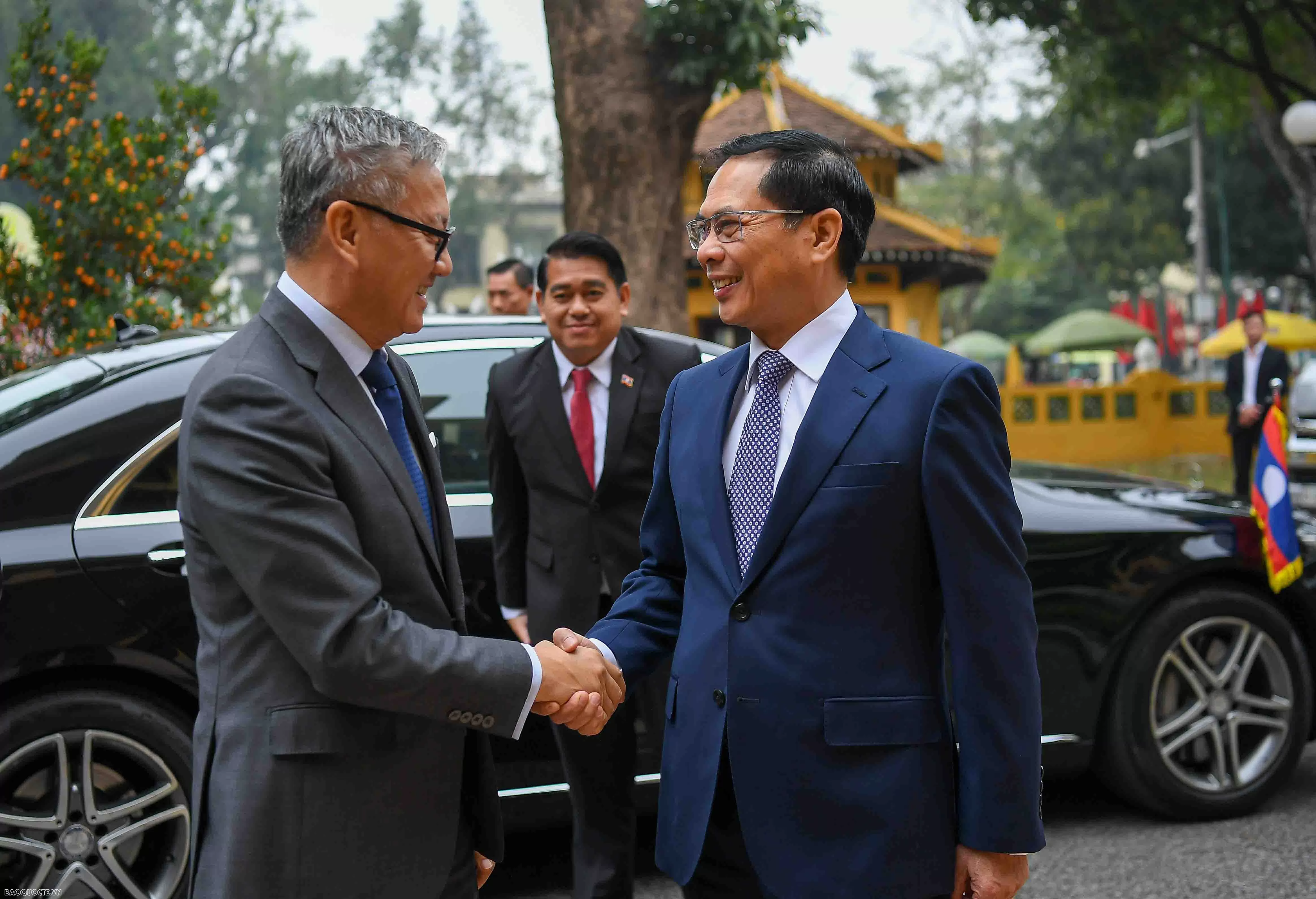 Phó Thủ tướng, Bộ trưởng Ngoại giao Bùi Thanh Sơn đón, hội đàm với Bộ trưởng Ngoại giao Lào