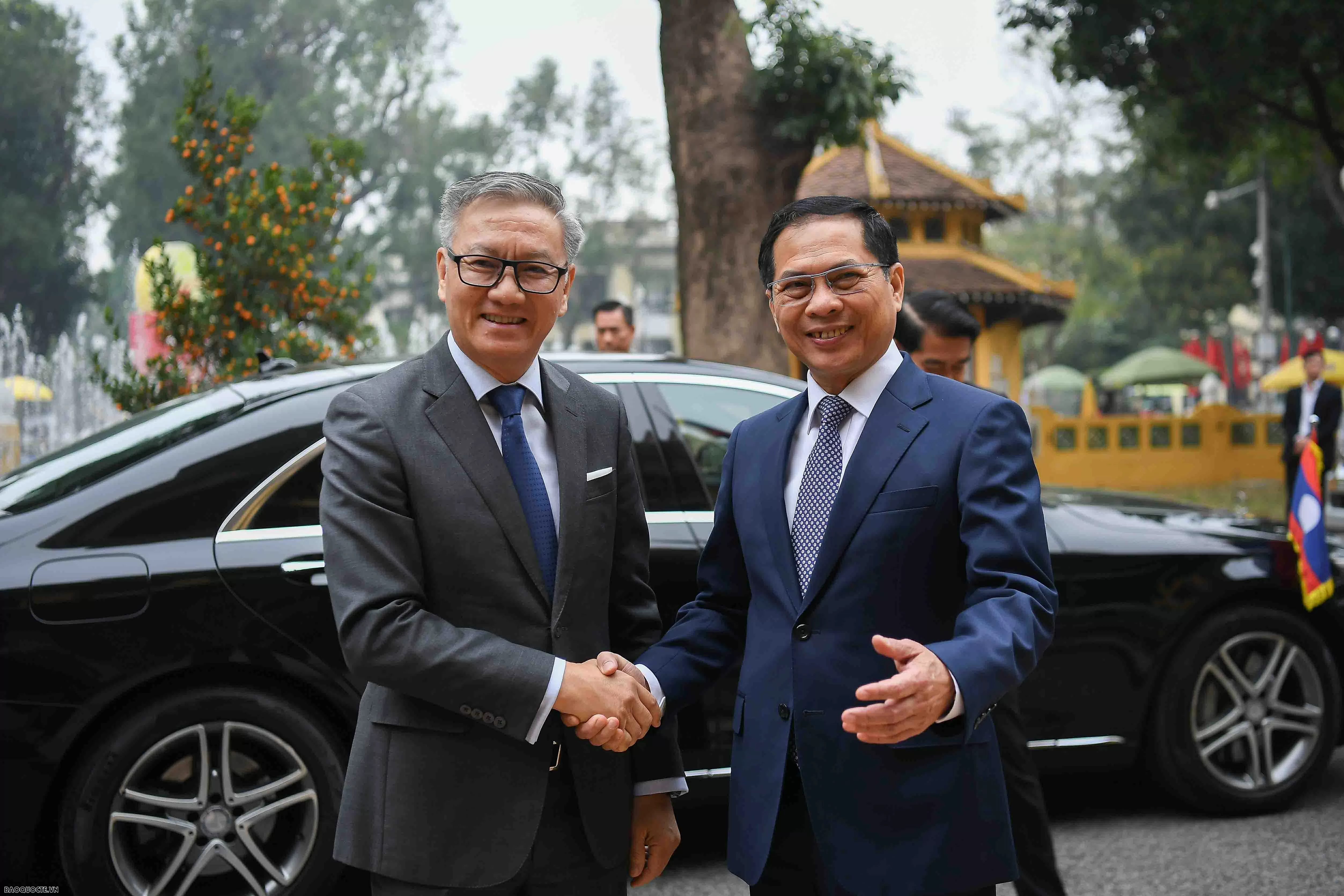 Phó Thủ tướng, Bộ trưởng Ngoại giao Bùi Thanh Sơn đón, hội đàm với Bộ trưởng Ngoại giao Lào