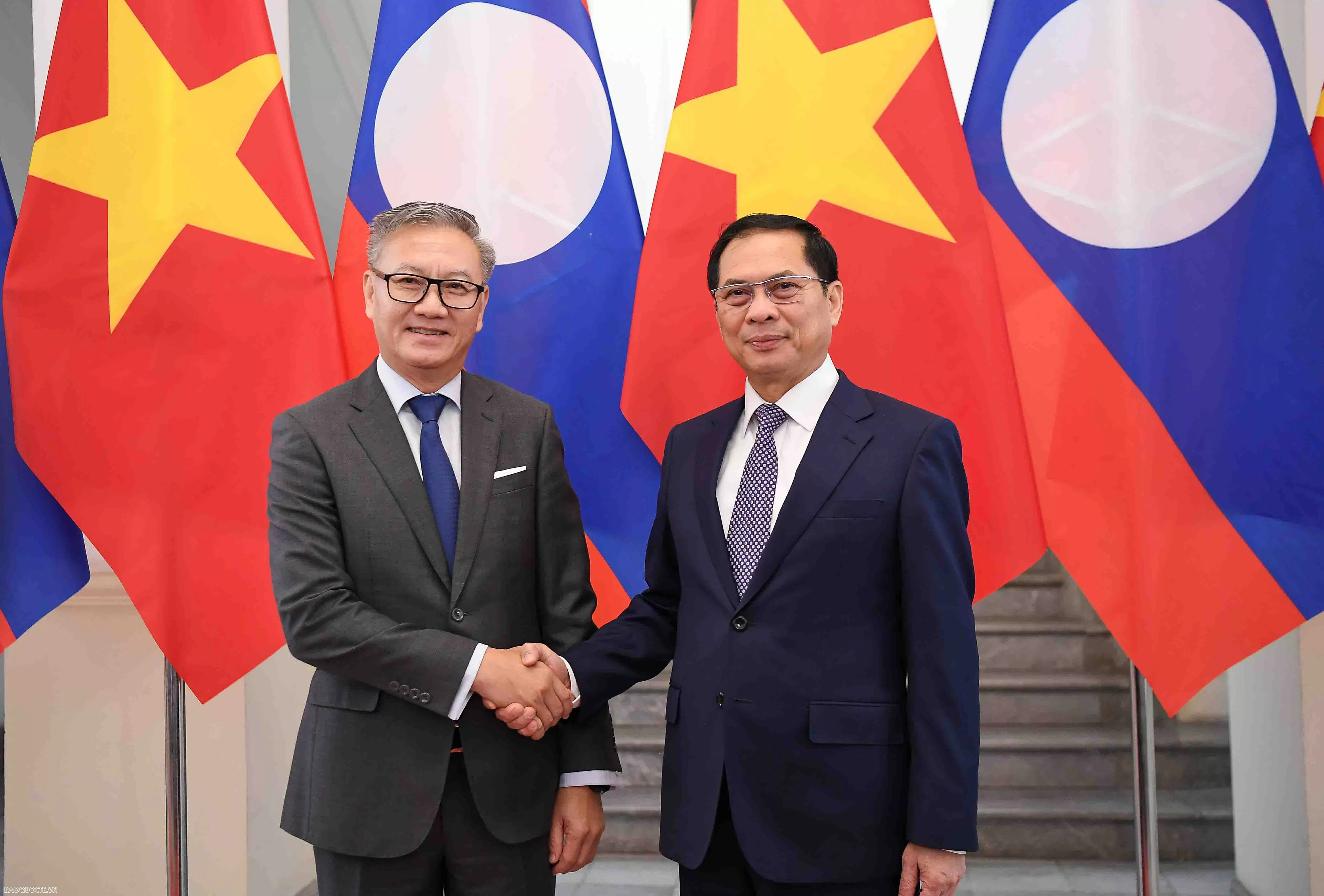 Phó Thủ tướng, Bộ trưởng Ngoại giao Bùi Thanh Sơn đón, hội đàm với Bộ trưởng Ngoại giao Lào