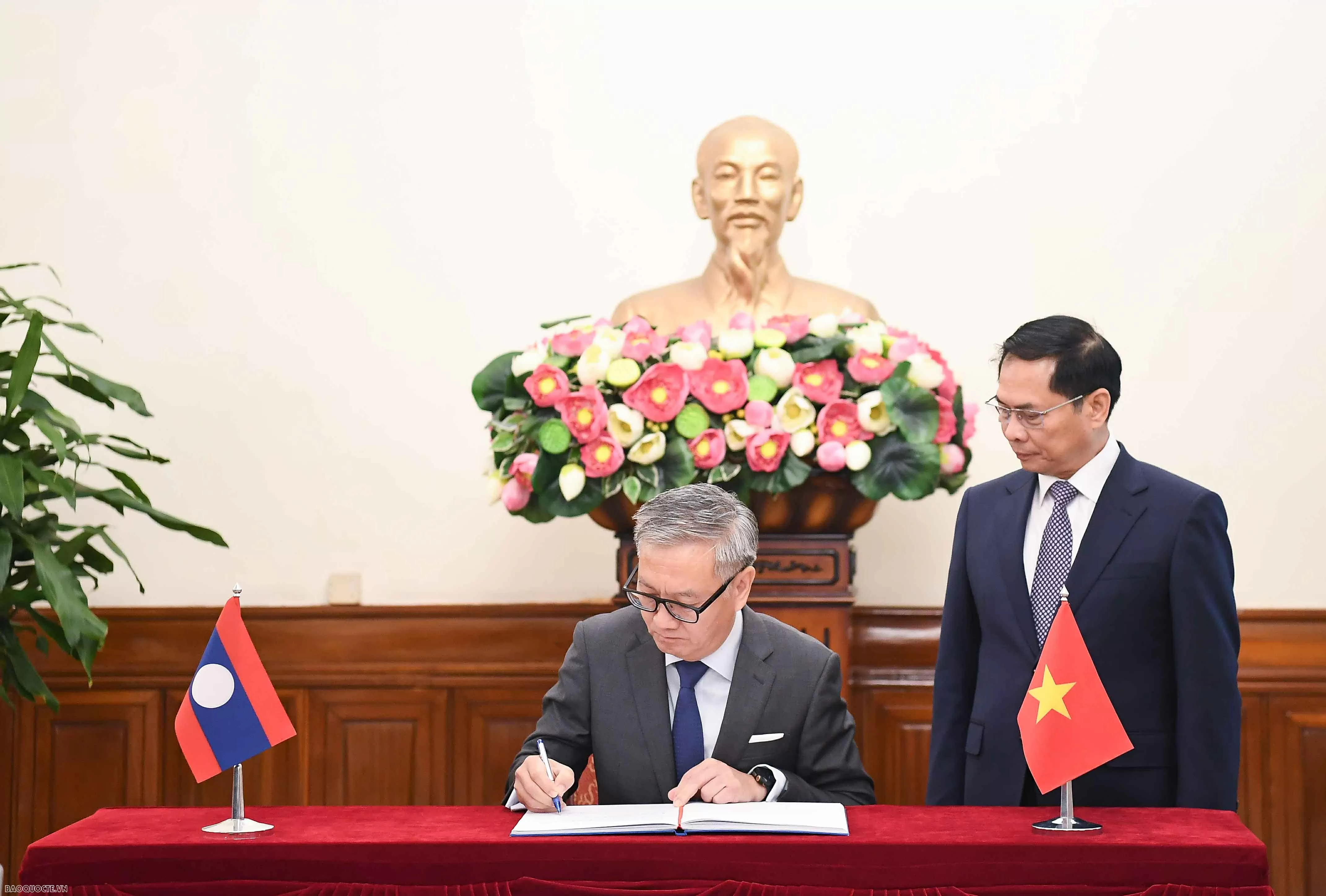 Phó Thủ tướng, Bộ trưởng Ngoại giao Bùi Thanh Sơn đón, hội đàm với Bộ trưởng Ngoại giao Lào