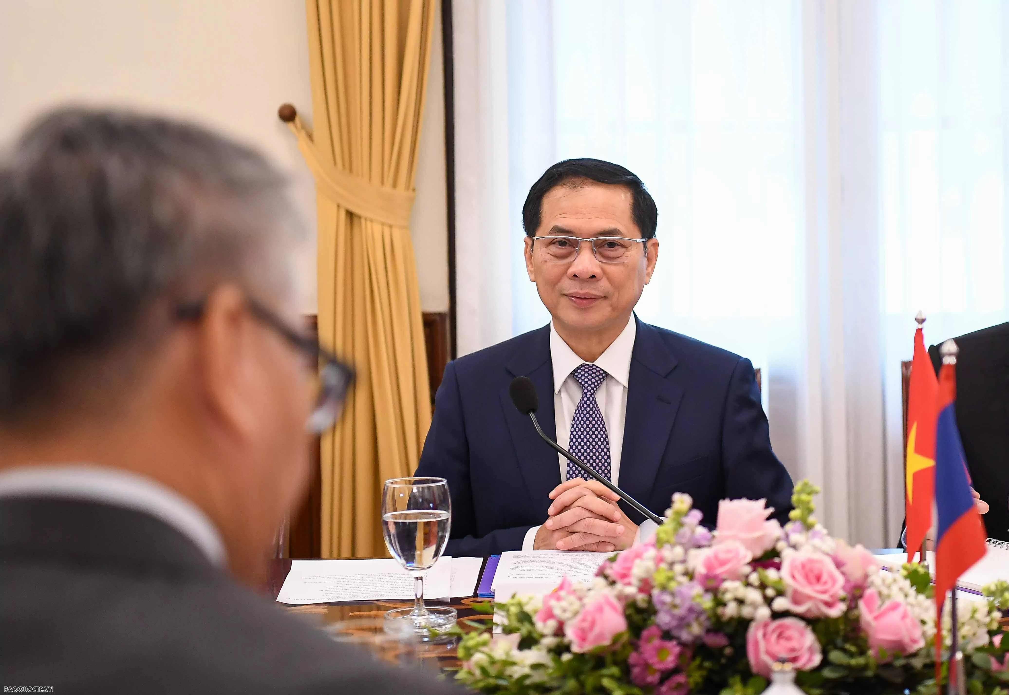 Phó Thủ tướng, Bộ trưởng Ngoại giao Bùi Thanh Sơn đón, hội đàm với Bộ trưởng Ngoại giao Lào Phó Thủ tướng, Bộ trưởng Ngoại giao Bùi Thanh Sơn đón, hội đàm với Bộ trưởng Ngoại giao Lào