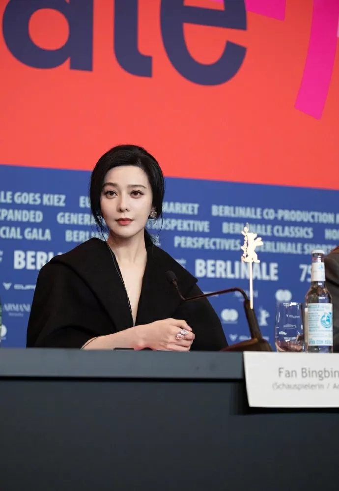 Dự Liên hoan phim Berlin 2025, Phạm Băng Băng diện đầm phong cách Trung Hoa truyền thống