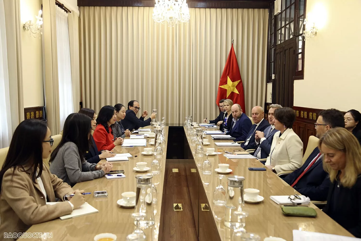 không xác định Thứ trưởng Lê Thị Thu Hằng nhấn mạnh Việt Nam coi Australia là đối tác chiến lược quan trọng tại khu vực; Kiềm định việc hai nước nâng cấp quan hệ lên Đối tác chiến lược toàn diện đã mở ra nhiều cơ hội hợp tác, không chỉ trong các lĩnh vực truyền thống mà còn ở các lĩnh vực mới giàu tiềm năng.