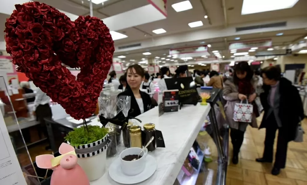 hình trái tim tại một cửa hàng bách hóa ở Tokyo, Nhật Bản. Tặng sôcôla vào Ngày lễ tình nhân đã trở thành một truyền thống của Nhật Bản. (Nguồn: AFP)