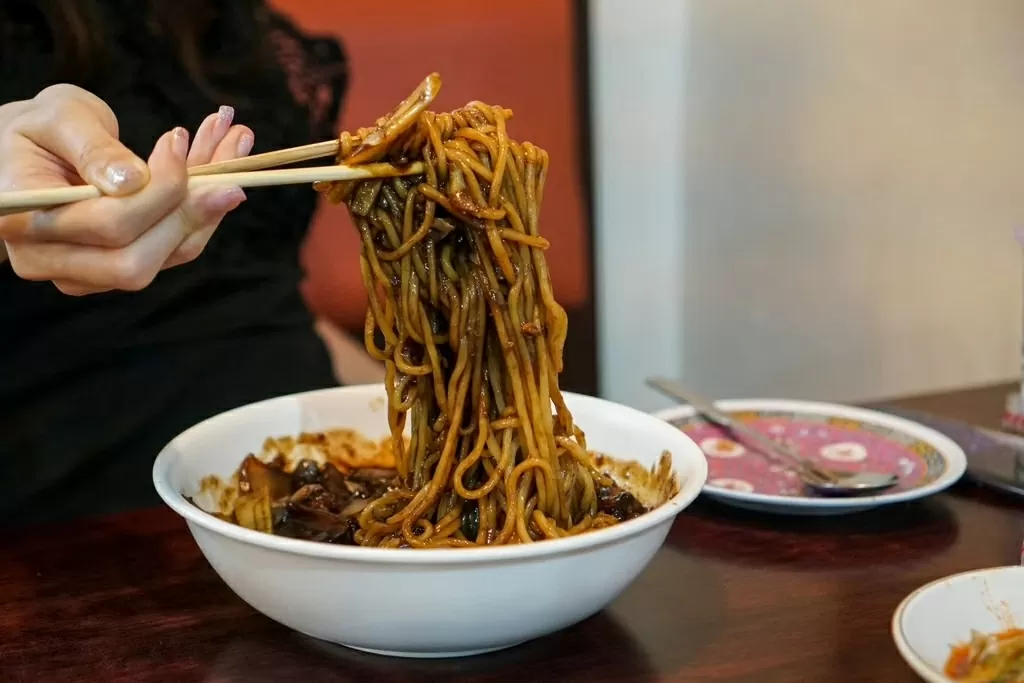 Vào Ngày Đen ở Hàn Quốc, những người độc thân sẽ mặc đồ đen và ăn mì với nước sốt đậu đen. Ảnh: Shutterstock Vào Ngày Đen ở Hàn Quốc, những người độc thân sẽ mặc đồ đen và ăn mì với nước sốt đậu đen. Ảnh: Shutterstock
