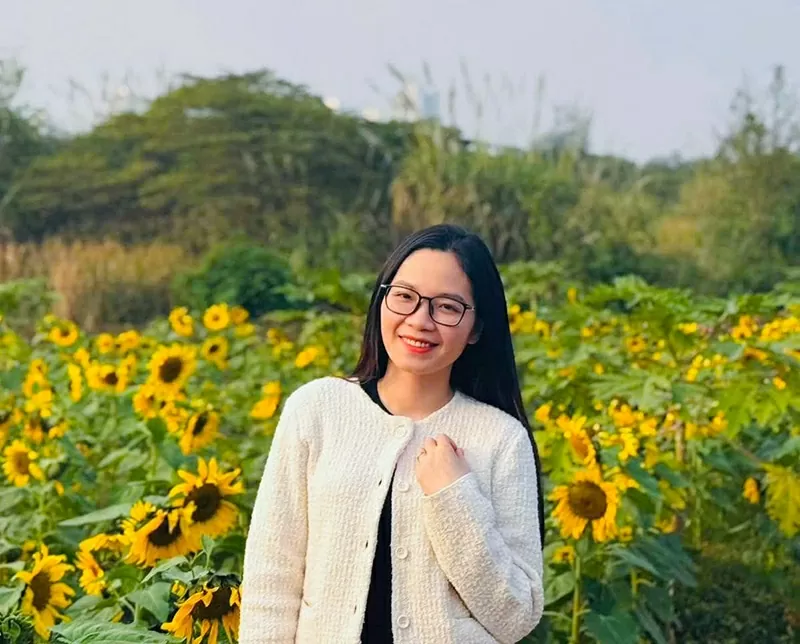 Dược sĩ Nguyễn Trang vui vẻ trong chuyến du lịch.
