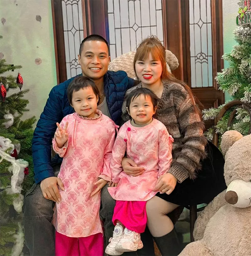 Chị Sen cùng chồng và các con.