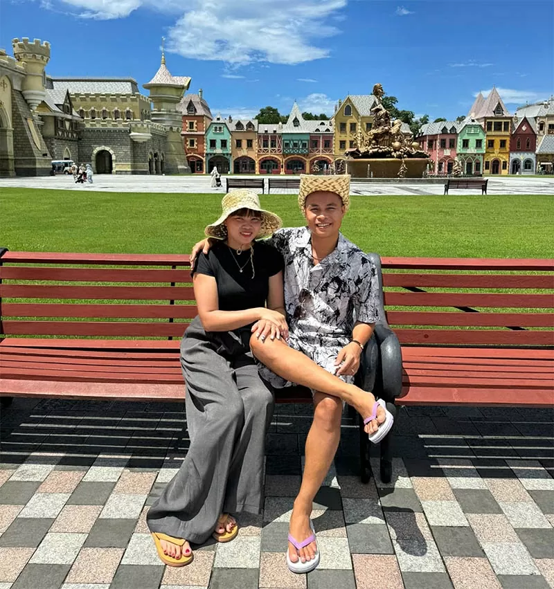 Chị Sen và anh Hải trong một chuyến du lịch.