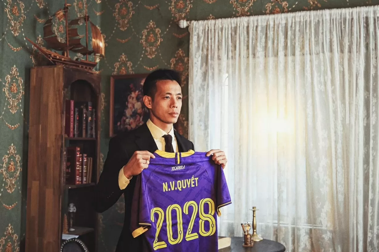 Ký hợp đồng mới 3 năm, tiền đạo Văn Quyết nhận lót tay 18 tỷ đồng