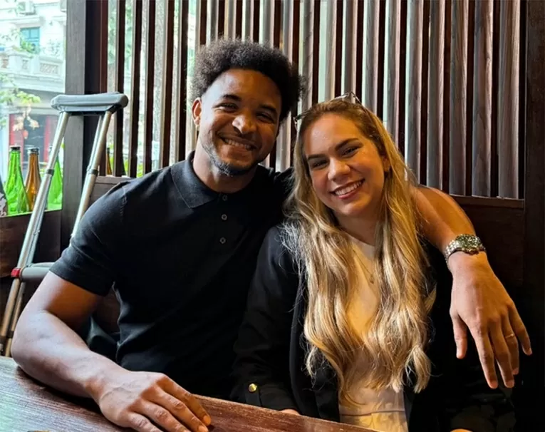 Nguyễn Xuân Son dù đang điều trị chấn thương vẫn đưa bà xã Marcele Seippel đi ăn tại một nhà hàng ở Hà Nội. Vợ chồng cầu thủ kết hôn từ năm 2018, hiện có hai con trai. Chân sút gốc Brazil và bà xã thường xuyên dành cho nhau những lời ngọt ngào để giữ lửa tình yêu.