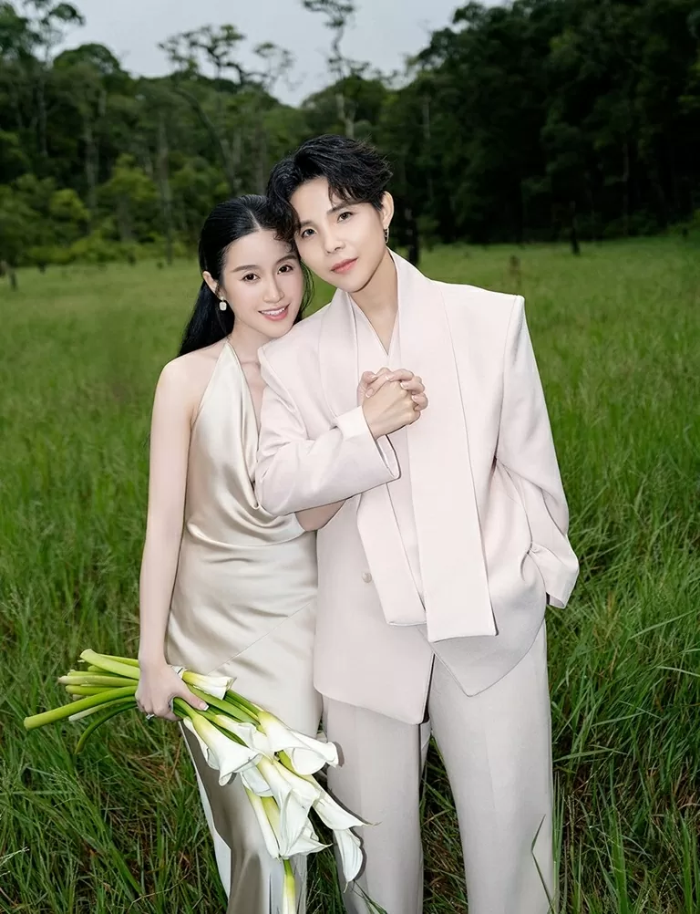 Ngày 12/2, Vũ Cát Tường và bạn đời Thu Trang tổ chức lễ thành đôi tại một resort cao cấp ở Bình Dương. Cả hai yêu nhau 5 năm trước khi đi đến hôn nhân. Trước đó, họ ra mắt gia đình hai bên, làm lễ gia tiên tại quê Trang Nguyễn ở Đô Lương, Nghệ An, hồi tháng 11/2024 và thực hiện album ảnh cưới lãng mạn.