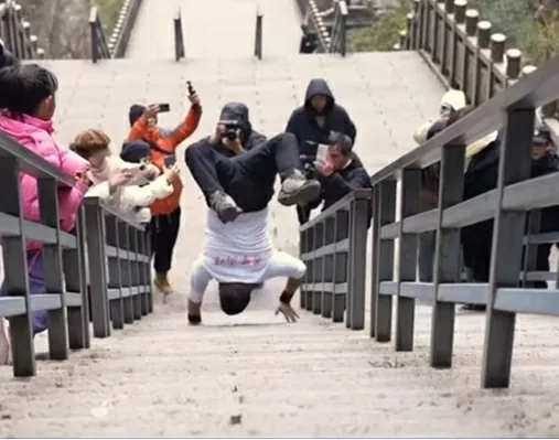 Người đàn ông leo những ngọn núi nổi tiếng Trung Quốc bằng đôi tay của mình