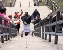 Trung Quốc: Người đàn ông leo những ngọn núi nổi tiếng bằng đôi tay