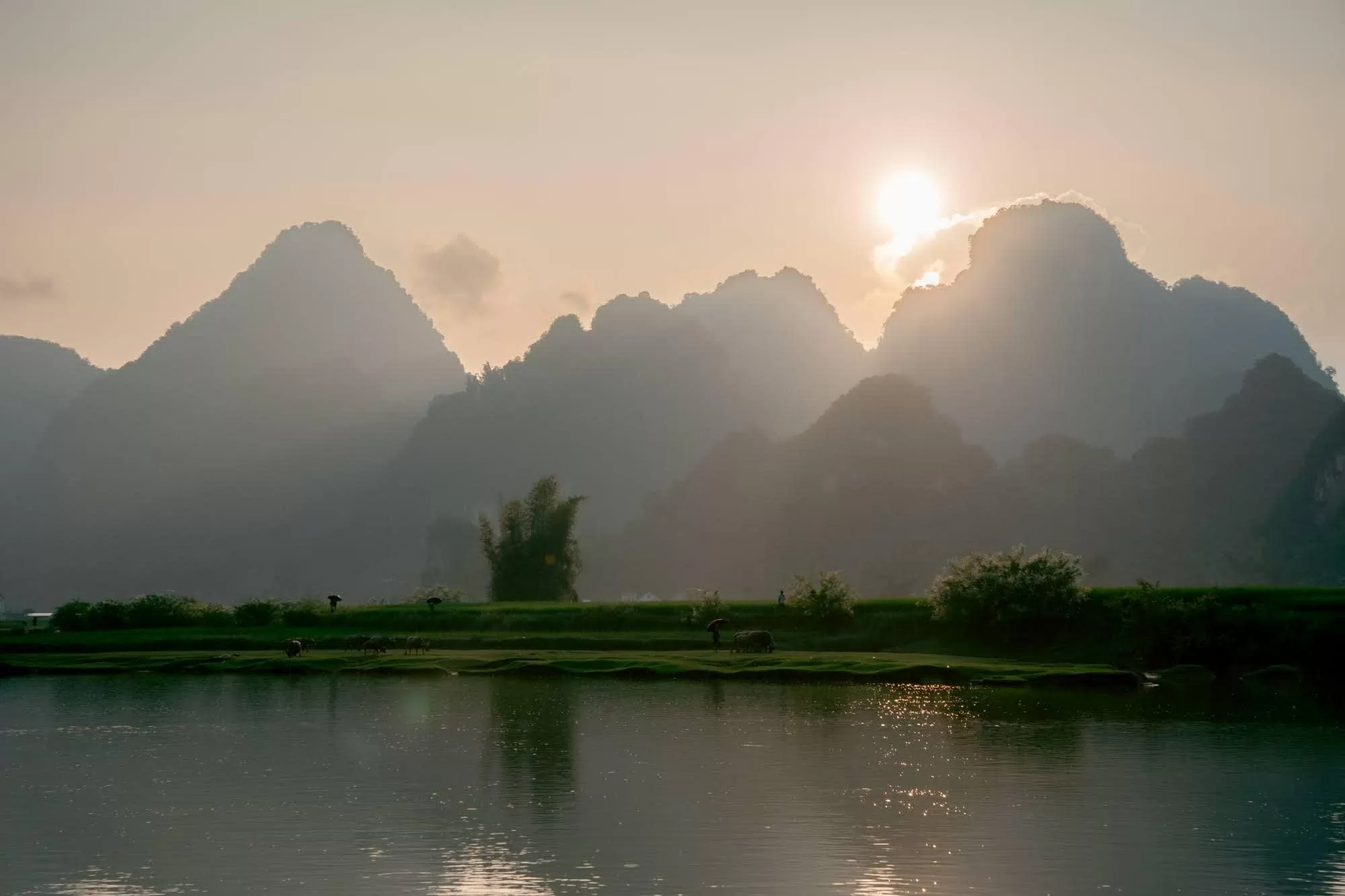 Ngắm Trùng Khánh, Cao Bằng 'đẹp như mơ' qua phim Đèn âm hồn hot nhất rạp Việt Ngắm Trùng Khánh, Cao Bằng 'đẹp như mơ' qua phim Đèn âm hồn hot nhất rạp Việt