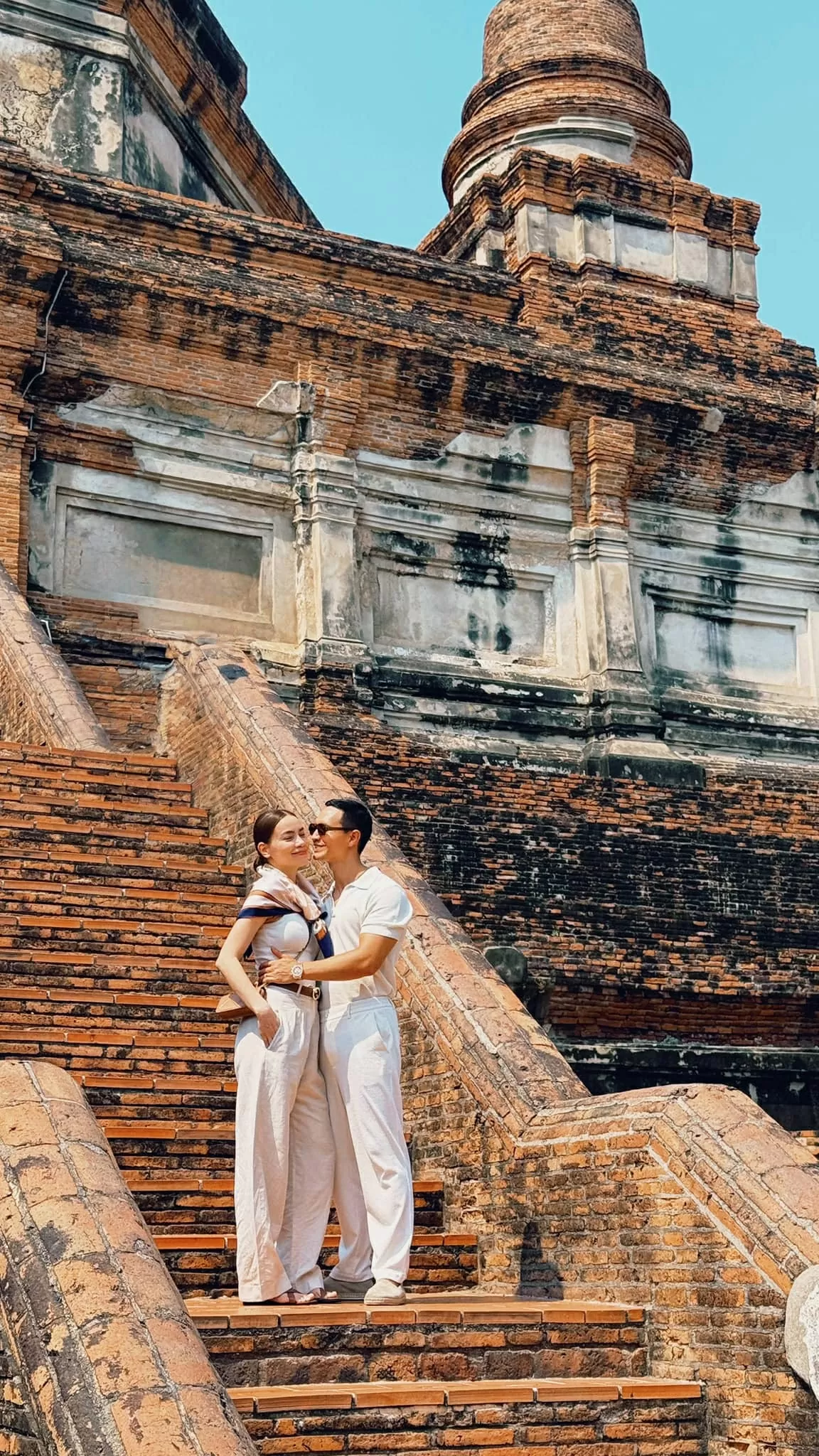 Hồ Ngọc Hà và Kim Lý lần đầu kết hợp trong một dự án âm nhạc của nữ ca sĩ vào năm 2017. Sau lần đó, cả hai thường xuyên xuất hiện bên nhau và dấy lên tin đồn hẹn hò. Hiện tại, cả hai đã về chung một nhà và là một trong những cặp đôi viên mãn nhất nhì làng giải trí Việt. 