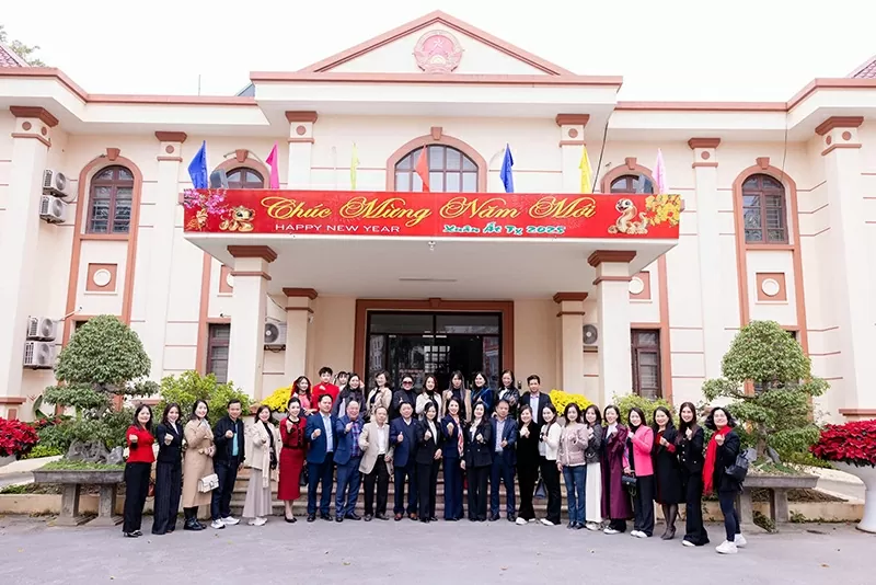 Các đại biểu chụp ảnh lưu niệm với lãnh đạo Huyện ủy - HĐND - UBND huyện Hữu Lũng.