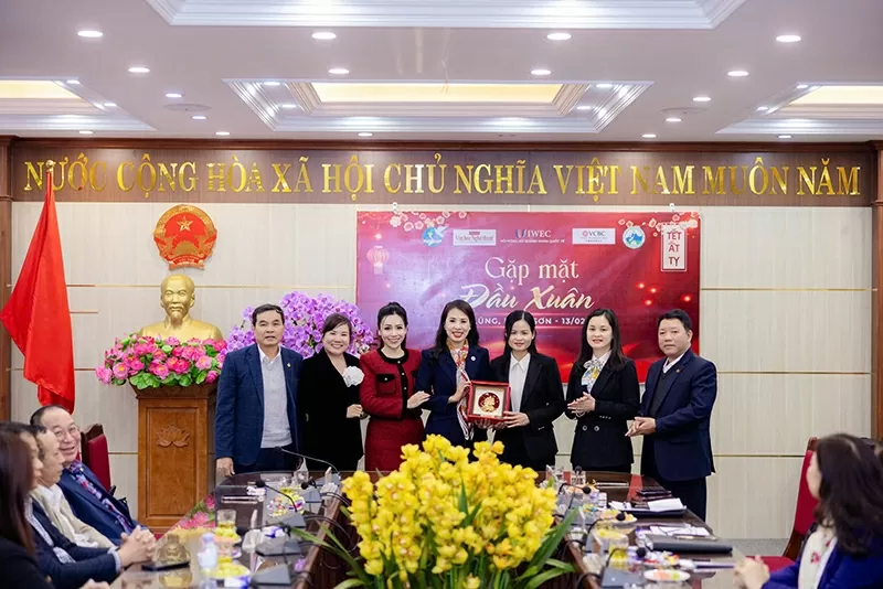 Bà Lê Thị Minh Hoa - Chủ tịch IWEC, bà Phạm Thị Bích Thủy - Phó Chủ tịch kiêm Tổng Thư ký, bà Phạm Mai Phương - Phó Chủ tịch IWEC trao tặng món quà lưu niệm cho đại diện UBND huyện Hữu Lũng. Bà Lê Thị Minh Hoa - Chủ tịch IWEC, bà Phạm Thị Bích Thủy - Phó Chủ tịch kiêm Tổng Thư ký, bà Phạm Mai Phương - Phó Chủ tịch IWEC trao tặng món quà lưu niệm cho đại diện UBND huyện Hữu Lũng.