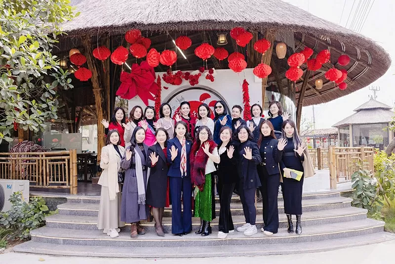 Các đại biểu chụp ảnh lưu niệm với lãnh đạo Huyện ủy - HĐND - UBND huyện Hữu Lũng.