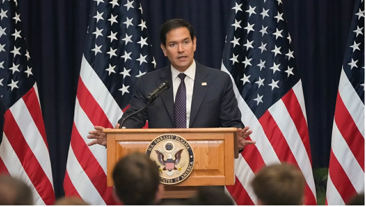 Bộ trưởng Ngoại giao Marco Rubio phát biểu trước nhân viên và gia đình trong buổi gặp gỡ tại Đại sứ quán Hoa Kỳ tại Thành phố Panama vào ngày 2 tháng 2 năm 2025. (Nguồn: The Hill) Bộ trưởng Ngoại giao Marco Rubio phát biểu trước nhân viên và gia đình trong buổi gặp gỡ tại Đại sứ quán Hoa Kỳ tại Thành phố Panama vào ngày 2 tháng 2 năm 2025. (Nguồn: The Hill)