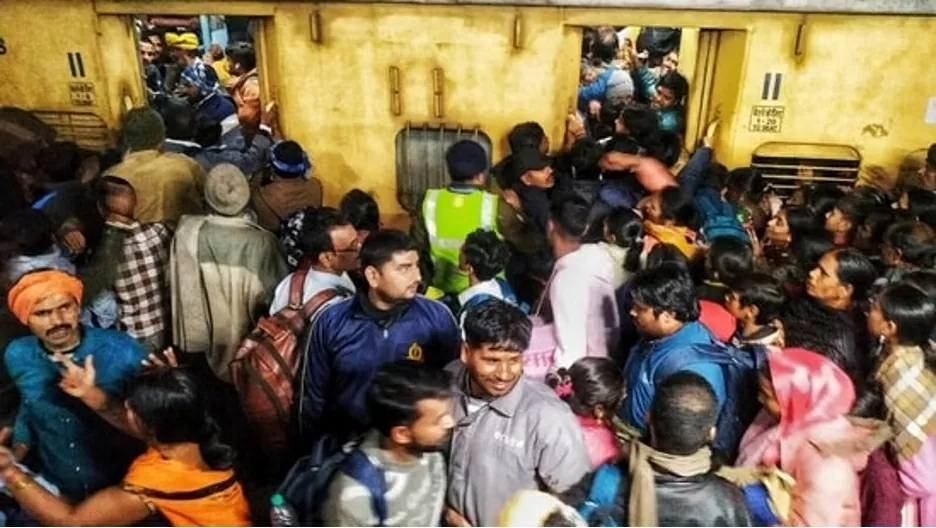 vụ giẫm đạp tại ga xe lửa New Delhi: Hành khách chen lấn nhau để lên tàu tại ga xe lửa New Delhi, ở New Delhi vào thứ bảy, ngày 15/2. (Nguồn: hindustantimes)