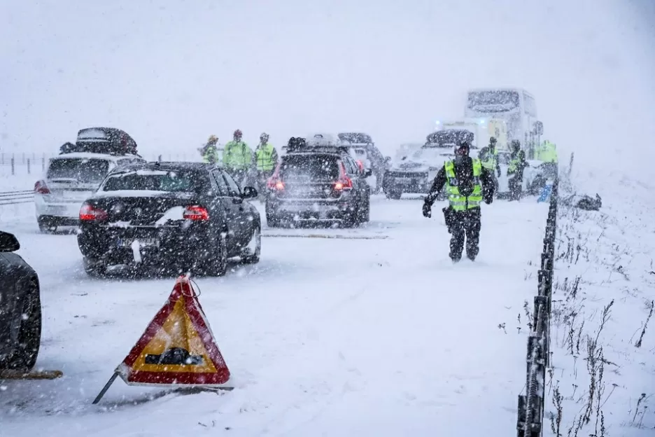 Bão tuyết ở Thụy Điển gây ra nhiều vụ va chạm xe hơi. (Nguồn: Sweden Herald) Bão tuyết ở Thụy Điển gây ra nhiều vụ va chạm xe hơi. (Nguồn: Sweden Herald)