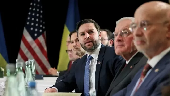 Đặc phái viên Hoa Kỳ về Nga và Ukraine Keith Kellogg, Phó Tổng thống JD Vance và Ngoại trưởng Marco Rubio tham dự cuộc họp song phương với Tổng thống Ukraine Volodymyr Zelenskyy (không có trong ảnh), bên lề Hội nghị An ninh Munich (MSC), tại Munich, Đức ngày 14 tháng 2 năm 2025. (Reuters) Đặc phái viên Hoa Kỳ về Nga và Ukraine Keith Kellogg, Phó Tổng thống JD Vance và Ngoại trưởng Marco Rubio tham dự cuộc họp song phương với Tổng thống Ukraine Volodymyr Zelenskyy (không có trong ảnh), bên lề Hội nghị An ninh Munich (MSC), tại Munich, Đức ngày 14 tháng 2 năm 2025. (Reuters)