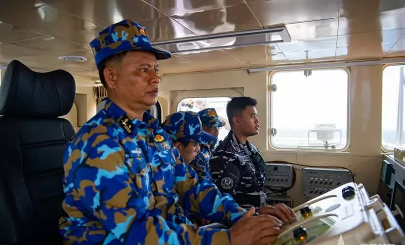 Sau khi nhận thông báo từ Tàu 992 điều hành lễ duyệt binh của Hải quân nước chủ nhà Indonesia, chỉ huy Tàu 09 cùng với hoa tiêu của Hải quân Indonesia phối hợp đưa tàu vào vị trí duyệt binh, nhanh chóng triển khai đội hình cùng các tàu khác chào tàu chỉ huy. (Ảnh: Báo Quân đội Nhân dân) Sau khi nhận thông báo từ Tàu 992 điều hành lễ duyệt binh của Hải quân nước chủ nhà Indonesia, chỉ huy Tàu 09 cùng với hoa tiêu của Hải quân Indonesia phối hợp đưa tàu vào vị trí duyệt binh, nhanh chóng triển khai đội hình cùng các tàu khác chào tàu chỉ huy. (Ảnh: Báo Quân đội Nhân dân)