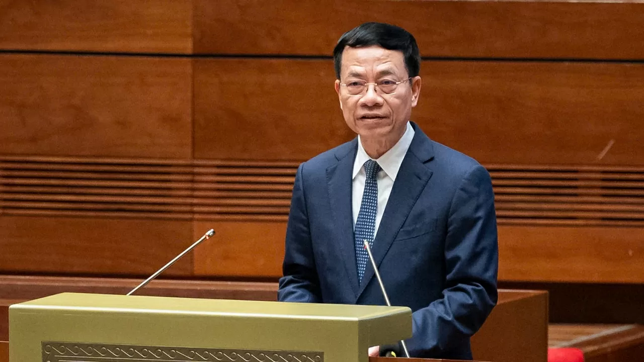 Bộ trưởng Bộ Thông tin và Truyền thông Nguyễn Mạnh Hùng báo cáo tại Quốc hội.