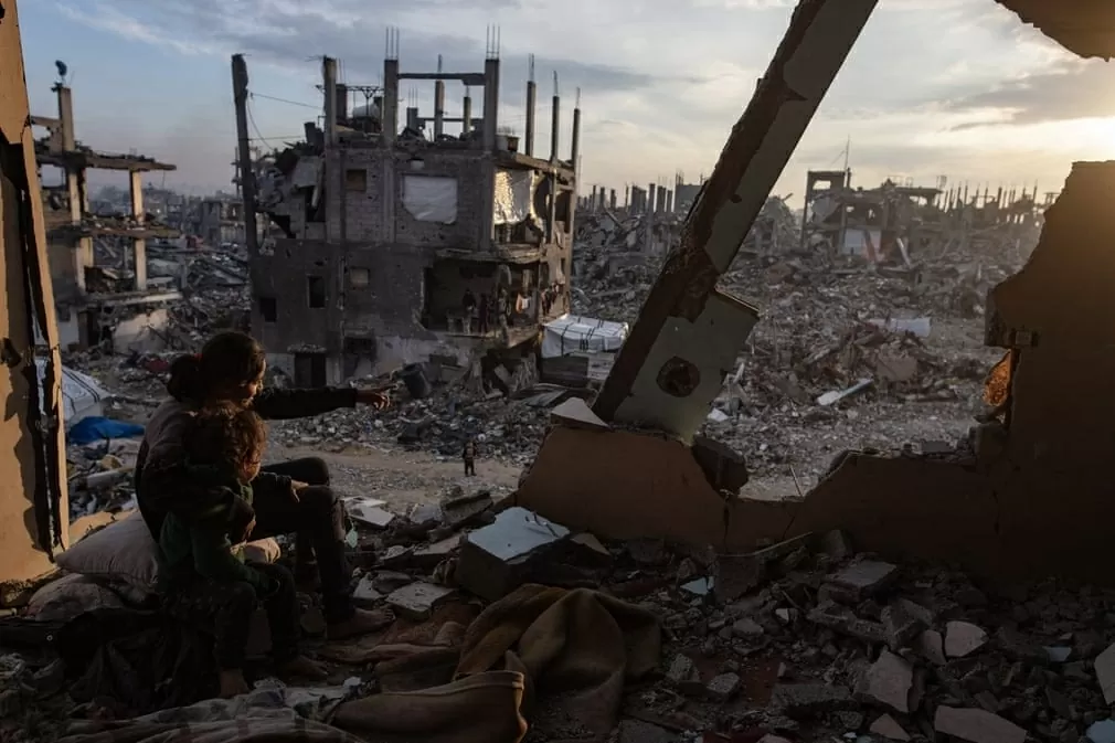 Người dân ngắm hoàng hôn từ ngôi nhà bị phá hủy do xung đột ở Jabaliya, Gaza. Tuần trước, Tổng thống Donald Trump cho biết kế hoạch nước Mỹ LHQ: Thỏa thuận ngừng bắn tại Dải Gaza phải được thực thi ‘một cách thiện chí và đầy đủ’