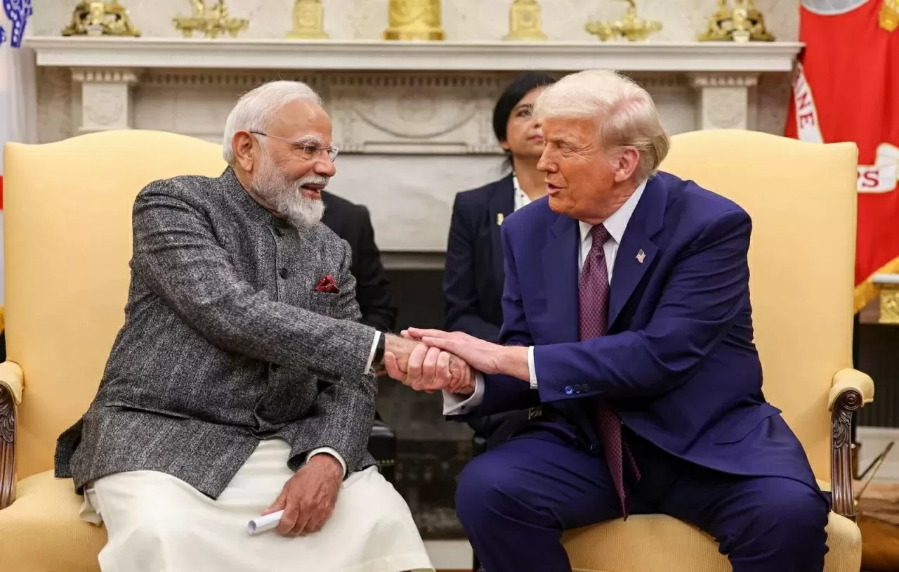 Tổng thống Mỹ Donald Trump (phải) tiếp Thủ tướng Ấn Độ Narendra Modi tại Nhà Trắng, Washington, ngày 13/2. Trong cuộc họp báo chung sau hội đàm, Tổng thống Trump tiết lộ, Mỹ sẽ tăng cường bán vũ khí cho Ấn Độ từ năm 2025, trong đó bao gồm cả tiêm kích F-35, đồng thời nhấn mạnh, hai nước Ấn Độ 'lội ngược dòng' sóng ngầm chính trị Nam Á