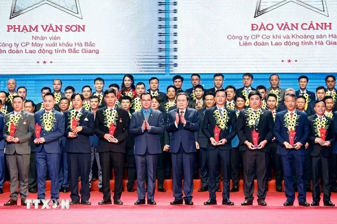 Chủ tịch Quốc hội Trần Thanh Mẫn trao biểu trưng biểu dương công nhân lao động tiêu biểu là đảng viên Đảng Cộng sản Việt Nam lần thứ nhất, năm 2025. (Ảnh: Doãn Tấn/TTXVN)