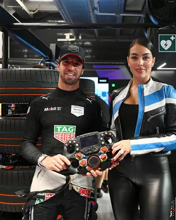 The Sun cho biết, người đẹp Georgina Rodriguez là khách mời đặc biệt tại sự kiện. Cô mặc bộ đồ da khoe dáng, có mặt tại đường đua Jeddah Corniche hai ngày 14-15/2. The Sun cho biết, người đẹp Georgina Rodriguez là khách mời đặc biệt tại sự kiện. Cô mặc bộ đồ da khoe dáng, có mặt tại đường đua Jeddah Corniche hai ngày 14-15/2.