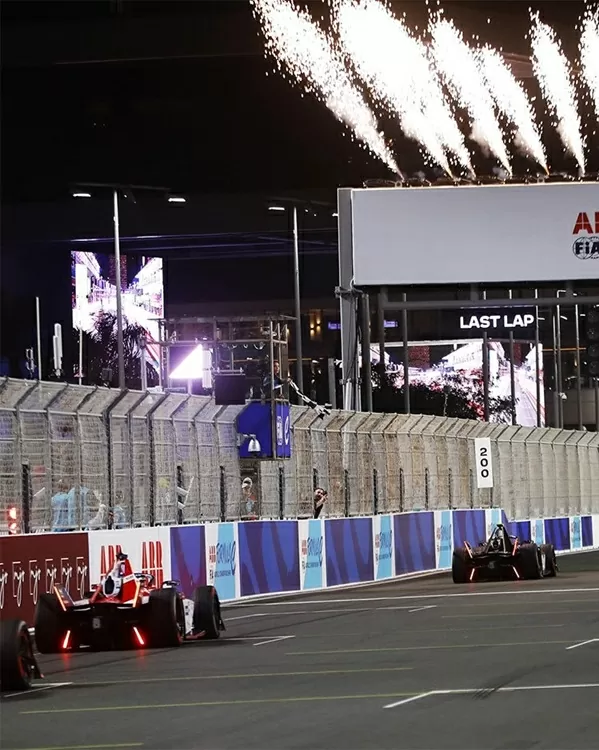 Bạn gái Cristiano Ronaldo là khách mời đặc biệt của cuộc thi vô địch đua xe điện thế giới Bạn gái Cristiano Ronaldo là khách mời đặc biệt của cuộc thi vô địch đua xe điện thế giới