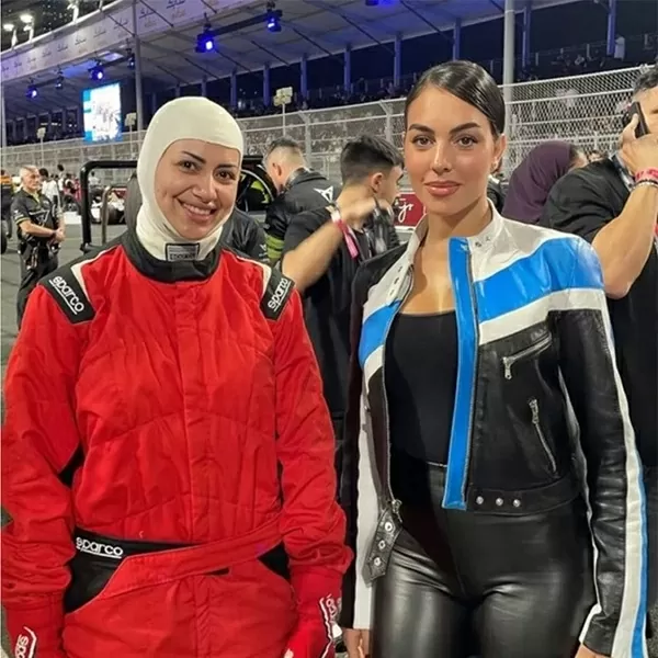 Bạn gái Cristiano Ronaldo là khách mời đặc biệt của cuộc thi vô địch đua xe điện thế giới Bạn gái Cristiano Ronaldo là khách mời đặc biệt của cuộc thi vô địch đua xe điện thế giới