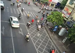 Mức phạt đối với ô tô, xe máy dừng đèn đỏ chắn lối rẽ phải năm 2025