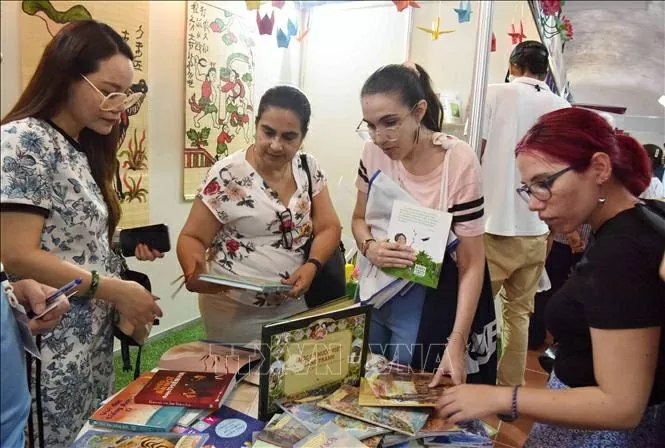 Sách Việt Nam thu hút bạn đọc tại Hội chợ sách quốc tế La Habana Sách Việt Nam thu hút bạn đọc tại Hội chợ sách quốc tế La Habana