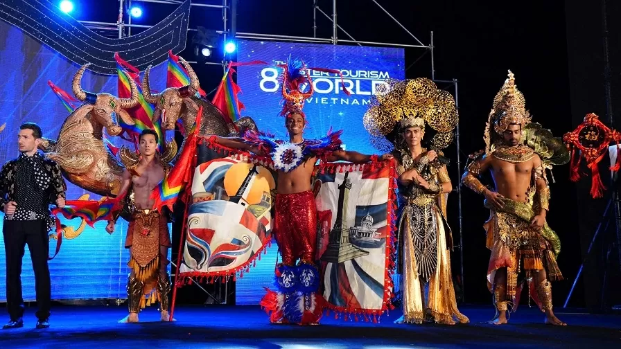 Hưng Nguyễn cùng dàn thí sinh Mister Tourism World 2025 trình diễn trang phục dân tộc Hưng Nguyễn cùng dàn thí sinh Mister Tourism World 2025 trình diễn trang phục dân tộc