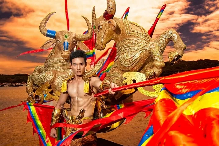 Hưng Nguyễn cùng dàn thí sinh Mister Tourism World 2025 trình diễn trang phục dân tộc