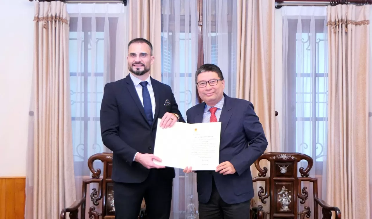 Cục trưởng Cục Lãnh sự Doãn Hoàng Minh đã trao Giấy Ủy nhiệm Lãnh sự danh dự cho ông Marko Moric, Lãnh sự danh dự của Việt Nam tại Zagreb, Cộng hòa Croatia. Cục trưởng Cục Lãnh sự Doãn Hoàng Minh đã trao Giấy Ủy nhiệm Lãnh sự danh dự cho ông Marko Moric, Lãnh sự danh dự của Việt Nam tại Zagreb, Cộng hòa Croatia.