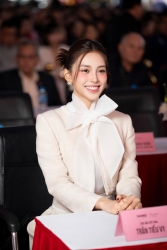 Sao Việt: Hoa hậu Trần Tiểu Vy được khen thanh lịch, Huyền Lizzie mặc sexy