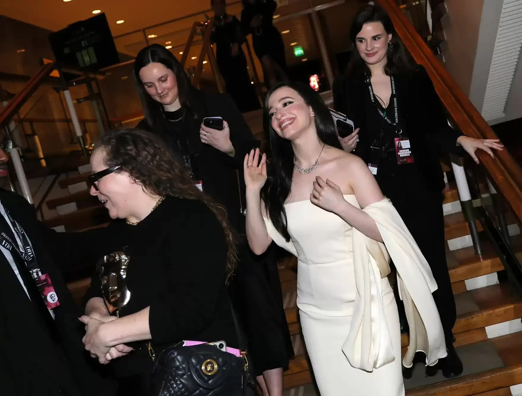 Những khoảnh khắc hậu trường và tiệc tùng ấn tượng tại lễ trao giải Baftas 2025