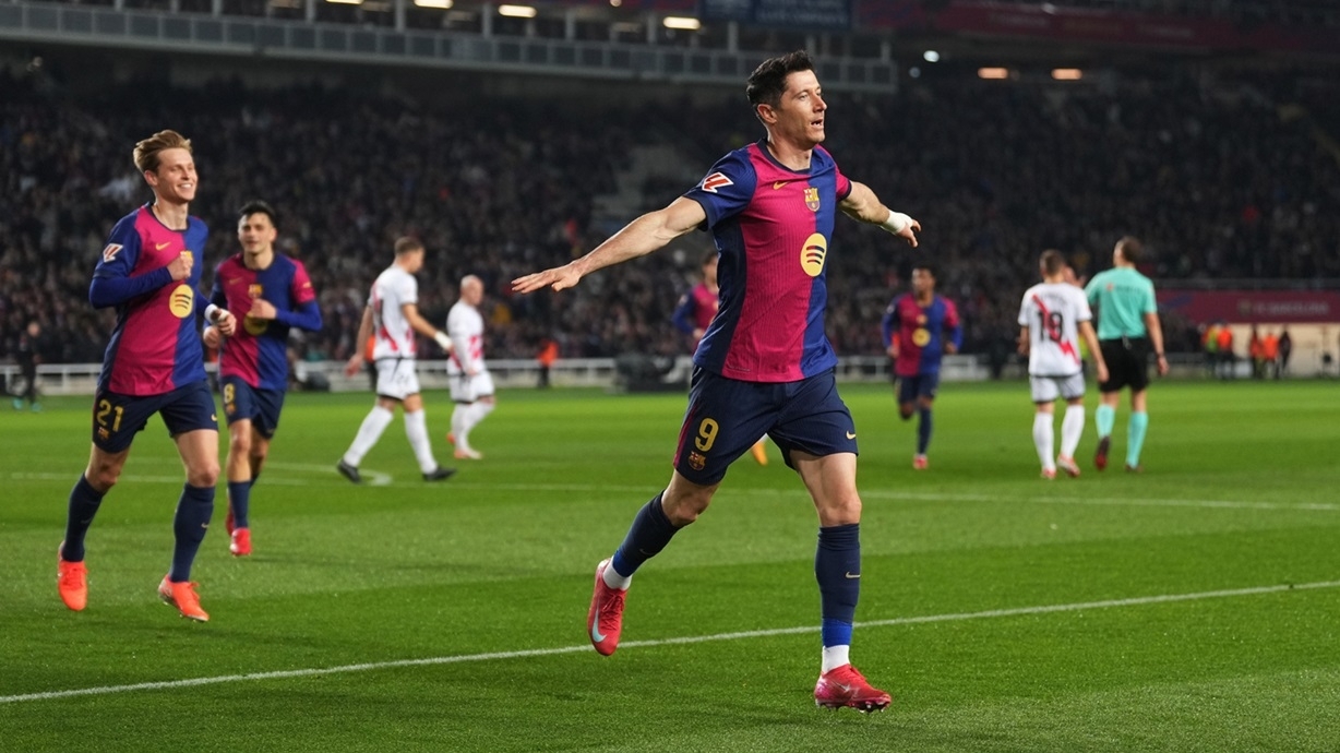 Lập siêu phẩm, Robert Lewandowski vượt thành tích ghi bàn của Puskas